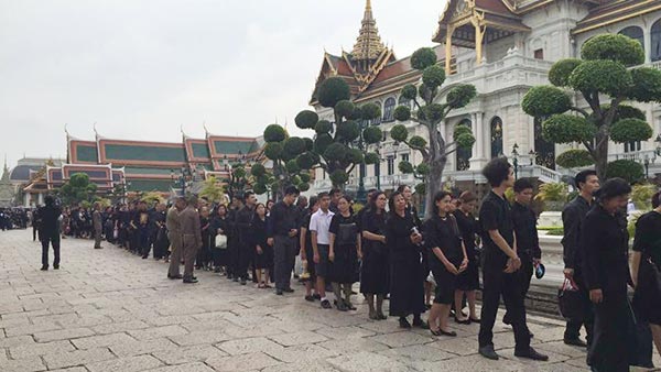 สักการะพระบรมศพ สักการะพระบรมศพ
