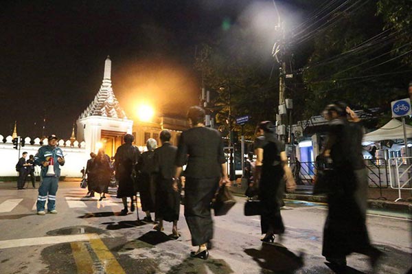 สักการะพระบรมศพ สักการะพระบรมศพ