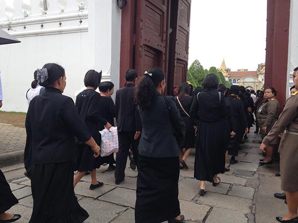 สักการะพระบรมศพ สักการะพระบรมศพ