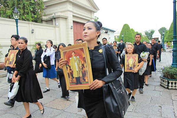 สักการะพระบรมศพ สักการะพระบรมศพ