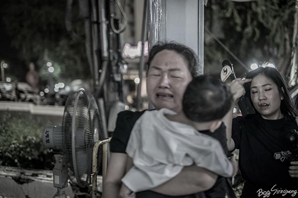 กราบพระบรมศพ กราบพระบรมศพ