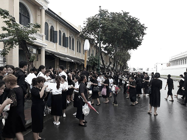 กราบพระบรมศพ กราบพระบรมศพ