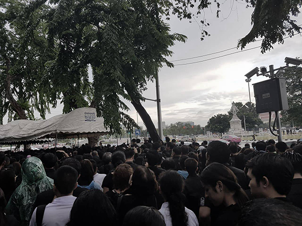 กราบพระบรมศพ กราบพระบรมศพ