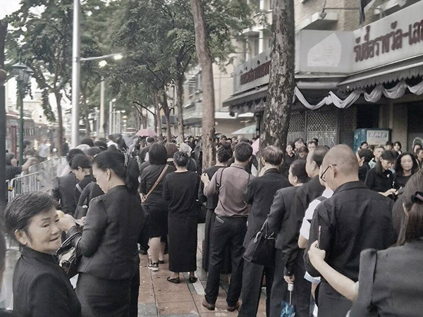 กราบพระบรมศพ กราบพระบรมศพ