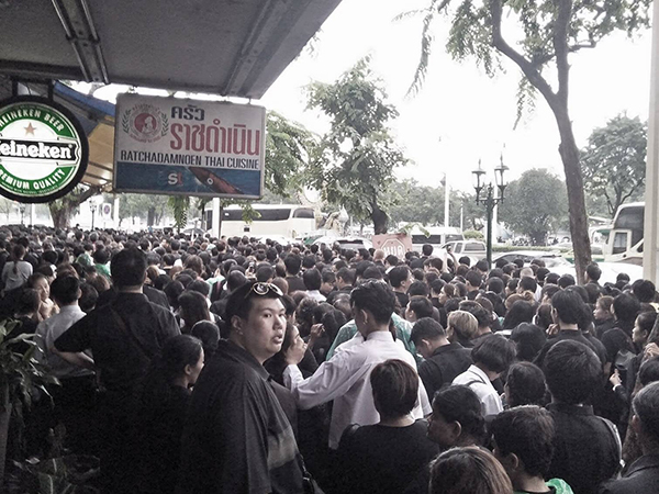 กราบพระบรมศพ กราบพระบรมศพ