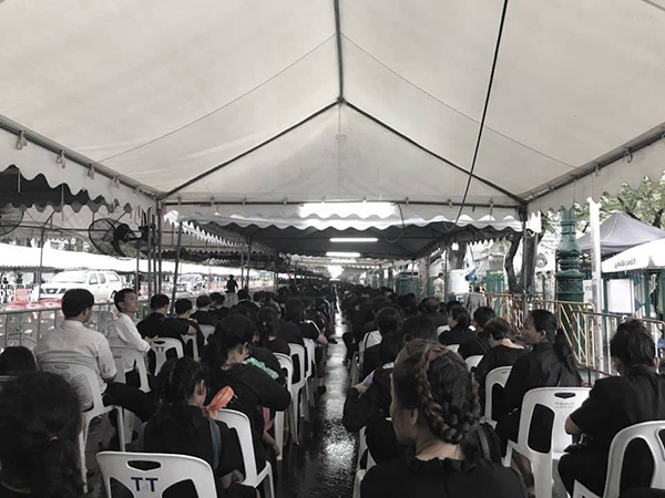 กราบพระบรมศพ กราบพระบรมศพ