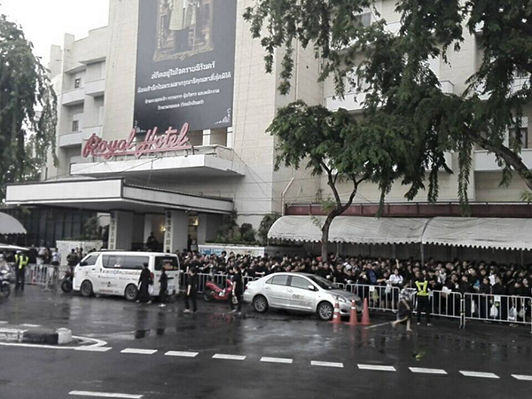 กราบพระบรมศพ กราบพระบรมศพ