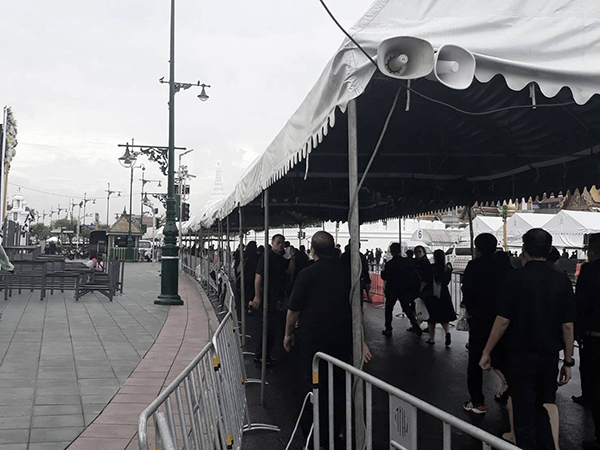 กราบพระบรมศพ กราบพระบรมศพ