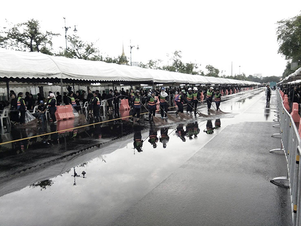 กราบพระบรมศพ กราบพระบรมศพ