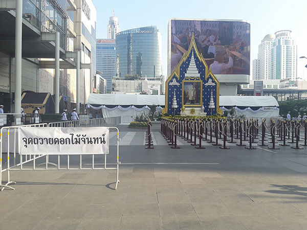 ถวายดอกไม้จันทร์ ถวายดอกไม้จันทร์