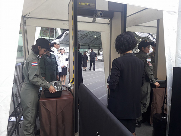 ถวายดอกไม้จันทร์ ถวายดอกไม้จันทร์