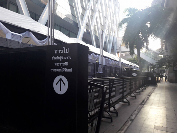 ถวายดอกไม้จันทร์ ถวายดอกไม้จันทร์