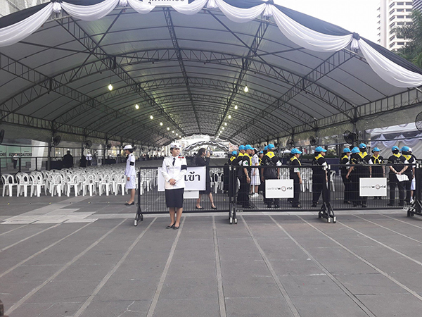 ถวายดอกไม้จันทร์ ถวายดอกไม้จันทร์