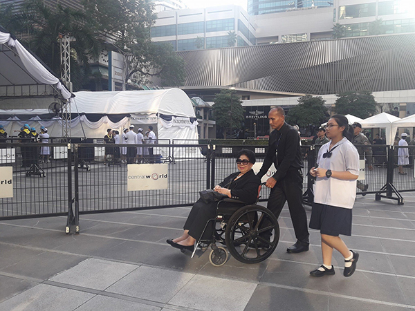 ถวายดอกไม้จันทร์ ถวายดอกไม้จันทร์