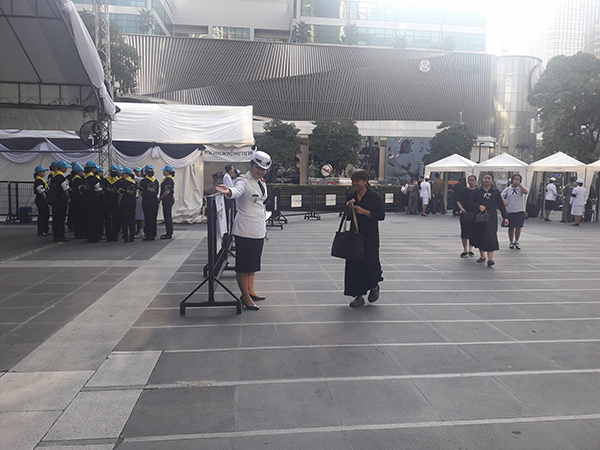 ถวายดอกไม้จันทร์ ถวายดอกไม้จันทร์