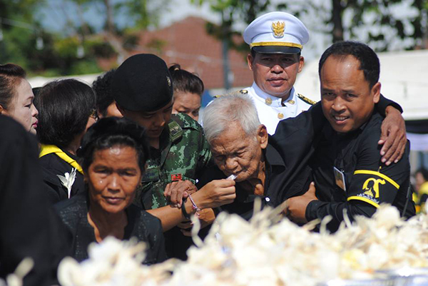 วางดอกไม้จันทน์ วางดอกไม้จันทน์