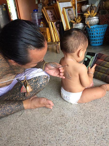 สักยันต์ให้เด็ก สักยันต์ให้เด็ก