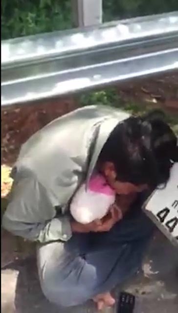 กอดตุ๊กตาร้องไห้ กอดตุ๊กตาร้องไห้