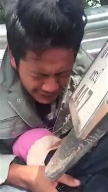 กอดตุ๊กตาร้องไห้ กอดตุ๊กตาร้องไห้