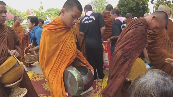 เดินธุดงด์ถวายแด่ในหลวง เดินธุดงด์ถวายแด่ในหลวง