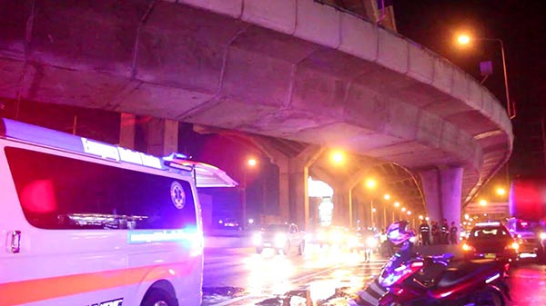 บิ๊กไบค์ชนขอบสะพาน บิ๊กไบค์ชนขอบสะพาน