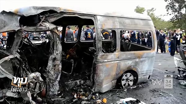 รถตู้ชนรถกระบะ รถตู้ชนรถกระบะ