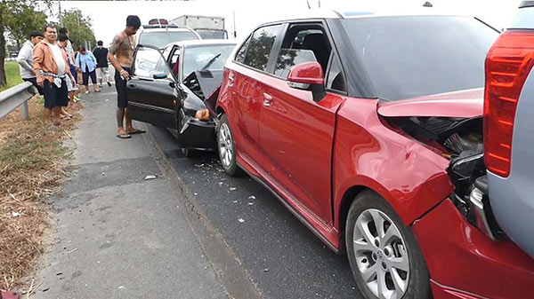 รถชนกัน รถชนกัน