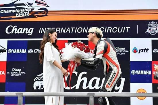 เบนซ์ เรซซิ่ง เบนซ์ เรซซิ่ง