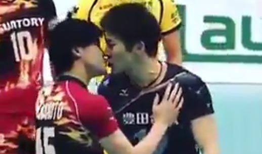 นักวอลเลย์ชายจูบกัน นักวอลเลย์ชายจูบกัน
