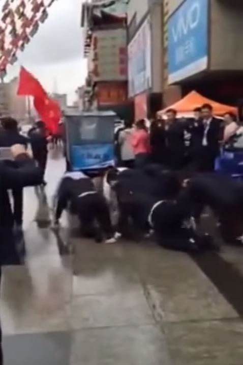 พนักงานคลานสี่ขา พนักงานคลานสี่ขา