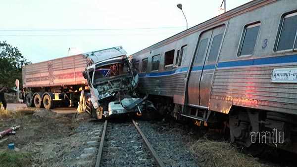 รถบรรทุกชนรถไฟ รถบรรทุกชนรถไฟ