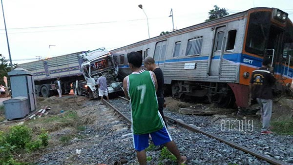 รถบรรทุกชนรถไฟ รถบรรทุกชนรถไฟ