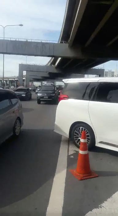 ขับรถแทรก ขับรถแทรก