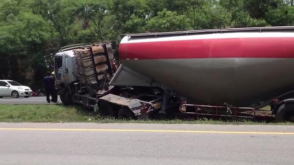 รถพ่วงชนรถกระบะ รถพ่วงชนรถกระบะ