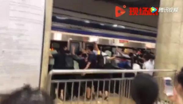 ช่วยคนตกรถไฟฟ้า ช่วยคนตกรถไฟฟ้า