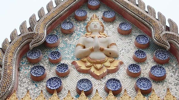 ใช้ถ้วยไฮโลแต่งประตูวัด ใช้ถ้วยไฮโลแต่งประตูวัด