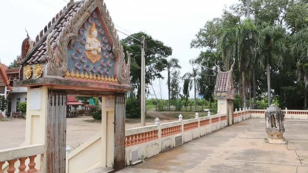 ใช้ถ้วยไฮโลแต่งประตูวัด ใช้ถ้วยไฮโลแต่งประตูวัด