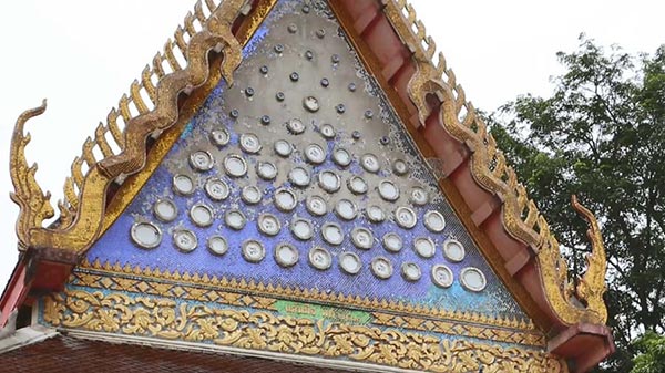 ใช้ถ้วยไฮโลแต่งประตูวัด ใช้ถ้วยไฮโลแต่งประตูวัด