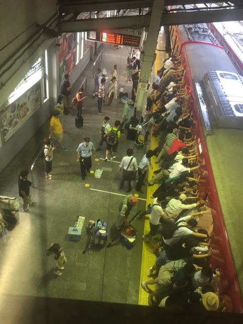 ชาวญี่ปุ่นช่วยคนตกราง ชาวญี่ปุ่นช่วยคนตกราง