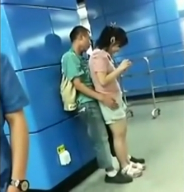 หนุ่มลูบคลำสาว ก้มส่องกางเกงใน หนุ่มลูบคลำสาว ก้มส่องกางเกงใน