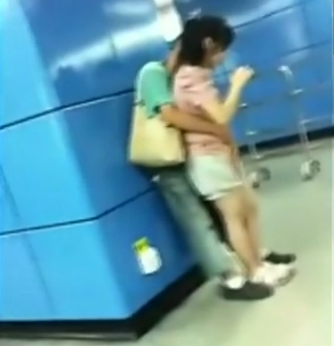 หนุ่มลูบคลำสาว ก้มส่องกางเกงใน หนุ่มลูบคลำสาว ก้มส่องกางเกงใน