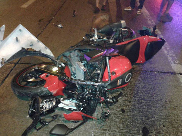 ขี่บิ๊กไบค์ชนท้ายรถ 6 ล้อ ขี่บิ๊กไบค์ชนท้ายรถ 6 ล้อ