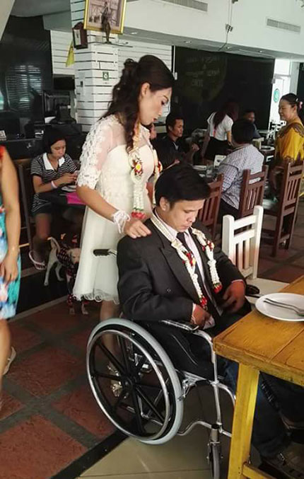หนุ่มพิการแต่งงานกับแฟนสาว หนุ่มพิการแต่งงานกับแฟนสาว