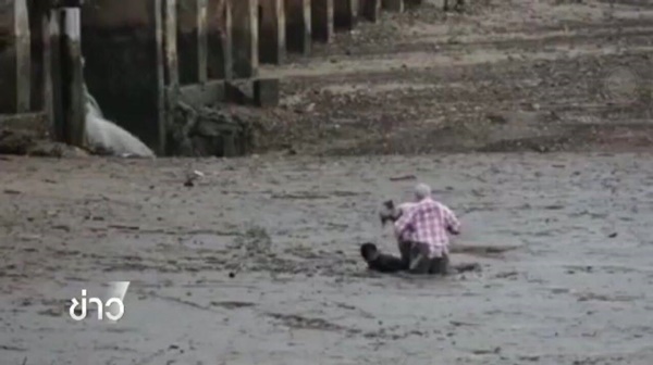 ช่วยฝรั่งจมโคลน ช่วยฝรั่งจมโคลน