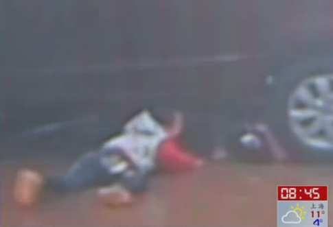 เด็กถูกรถแล่นทับ เด็กถูกรถแล่นทับ