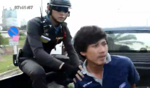 ตำรวจสกัดจับกระบะแหกด่าน ตำรวจสกัดจับกระบะแหกด่าน