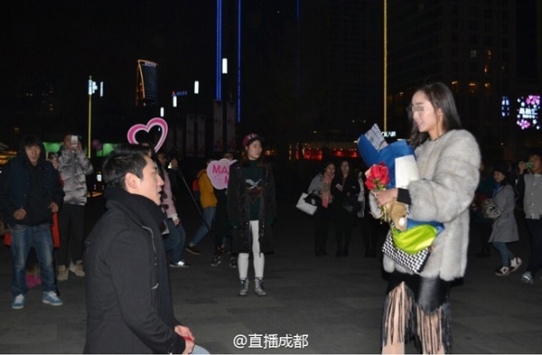 สาวปฏิเสธแต่งงานเพราะเพชรเล็กไป สาวปฏิเสธแต่งงานเพราะเพชรเล็กไป