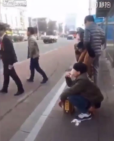 อึกลางป้ายรถเมล์ อึกลางป้ายรถเมล์