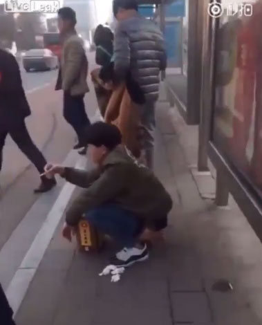 อึกลางป้ายรถเมล์ อึกลางป้ายรถเมล์