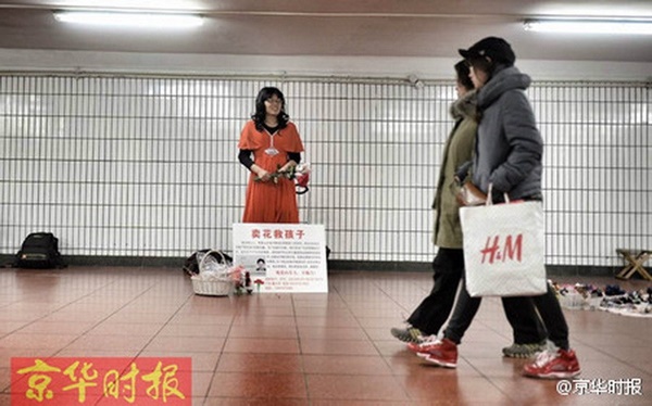 พ่อแต่งหญิงขายดอกไม้หาเงินรักษาลูก พ่อแต่งหญิงขายดอกไม้หาเงินรักษาลูก